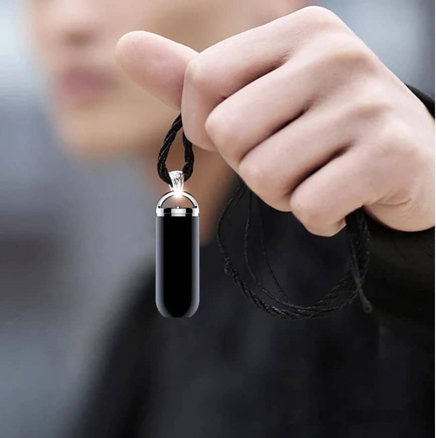 USB flash drive pendant necklace, portable storage device, sleek black design for on-the-go data transfer and storage. Perfect for tech enthusiasts and professionals needing quick access to files.